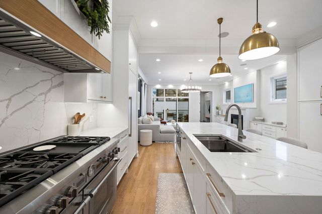 2042 N Honore Street, Chicago, IL 60614