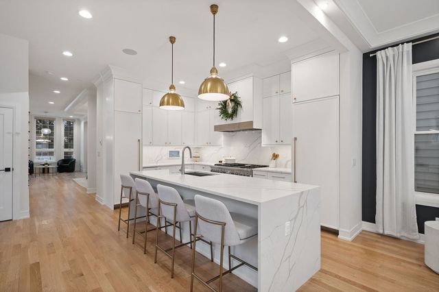 2042 N Honore Street, Chicago, IL 60614