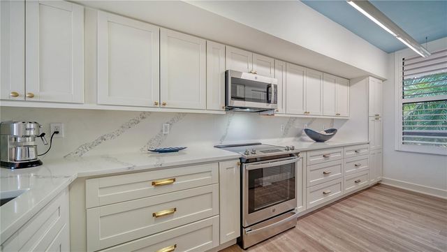 1930 HARBOURSIDE DRIVE 122, Longboat Key, FL 34228