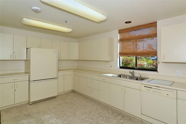 1930 HARBOURSIDE DRIVE 122, Longboat Key, FL 34228