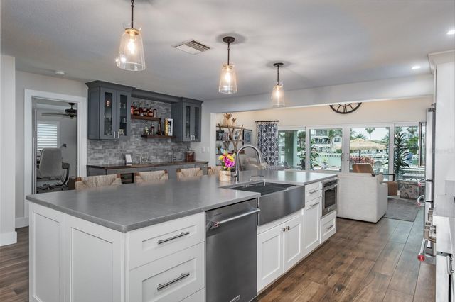 11400 8TH STREET E, Treasure Island, FL 33706