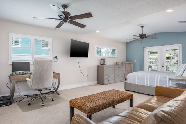 11400 8TH STREET E, Treasure Island, FL 33706