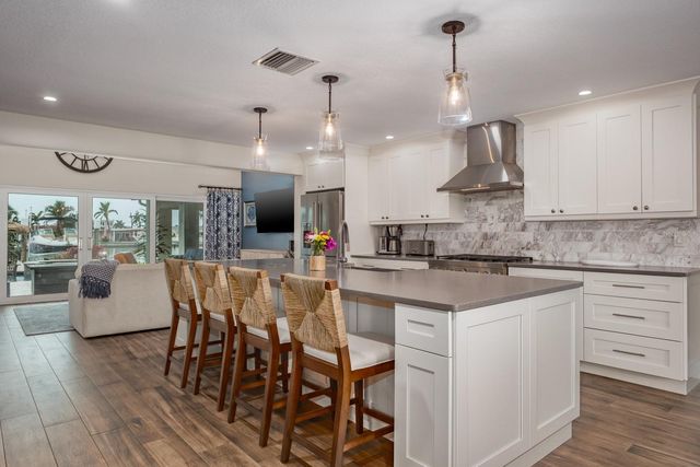 11400 8TH STREET E, Treasure Island, FL 33706
