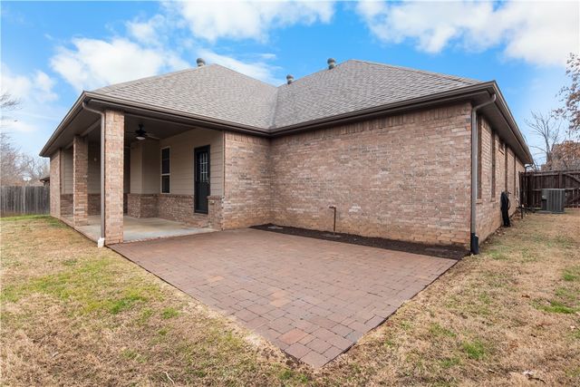 2393 N WaterWay Drive, Fayetteville, AR 72704