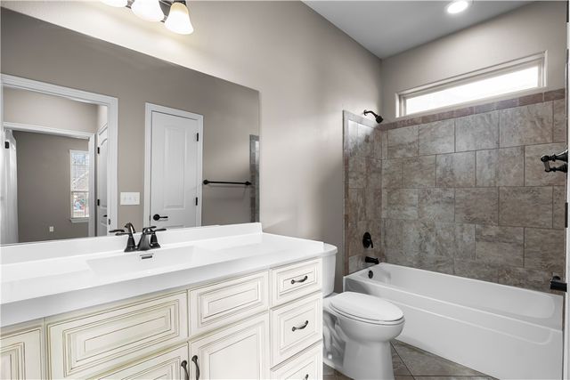 2393 N WaterWay Drive, Fayetteville, AR 72704