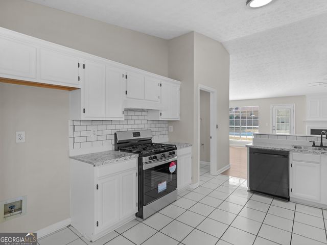 1329 Birdsong Lane, Hampton, GA 30228