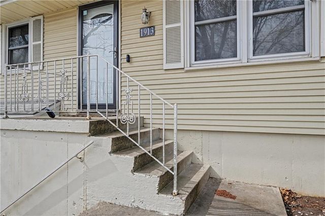 1913 SW Gladstone Drive, Blue Springs, MO 64014