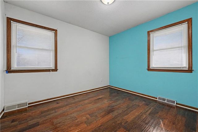 1913 SW Gladstone Drive, Blue Springs, MO 64014