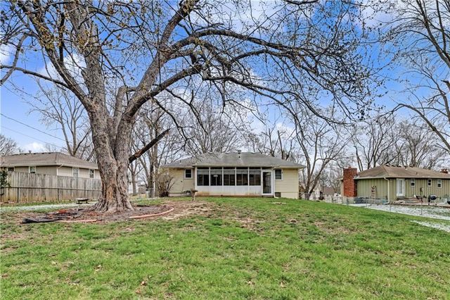 1913 SW Gladstone Drive, Blue Springs, MO 64014