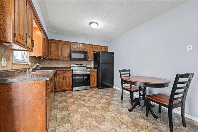 1913 SW Gladstone Drive, Blue Springs, MO 64014