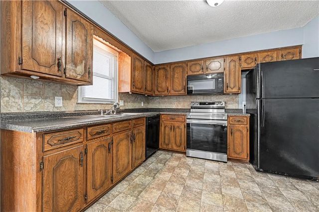 1913 SW Gladstone Drive, Blue Springs, MO 64014