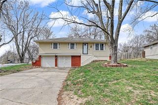 1913 SW Gladstone Drive, Blue Springs, MO 64014