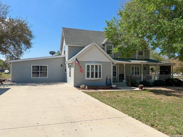 702 County Road 6612, Devine, TX 78016