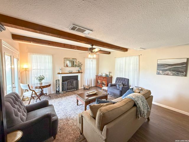 702 County Road 6612, Devine, TX 78016