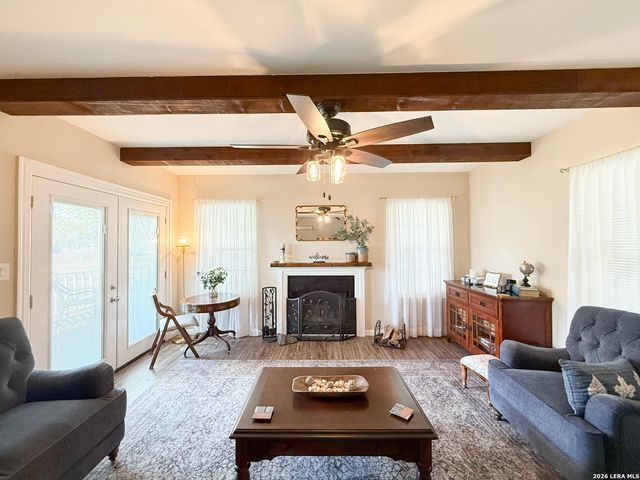 702 County Road 6612, Devine, TX 78016