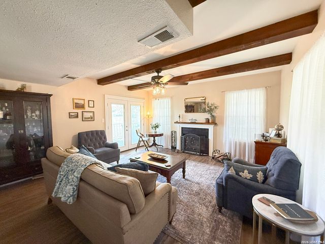 702 County Road 6612, Devine, TX 78016