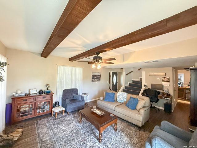 702 County Road 6612, Devine, TX 78016