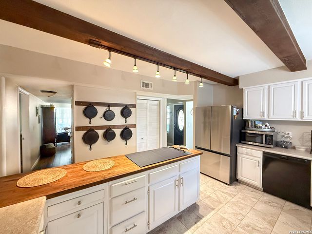 702 County Road 6612, Devine, TX 78016