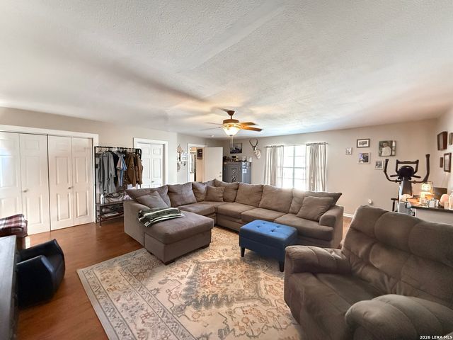 702 County Road 6612, Devine, TX 78016