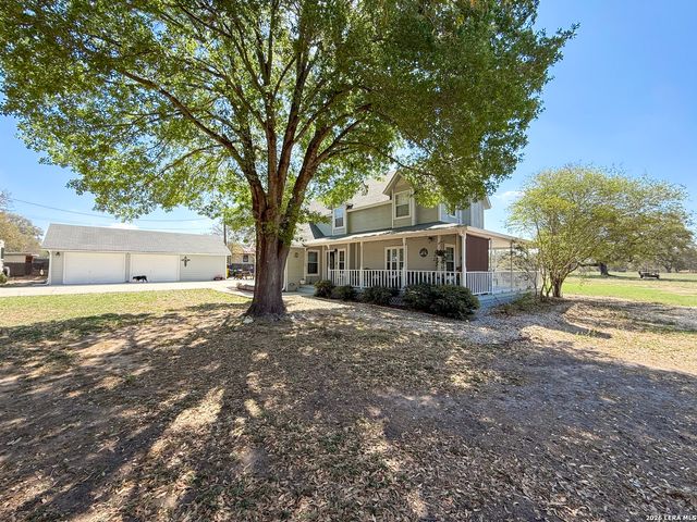 702 County Road 6612, Devine, TX 78016