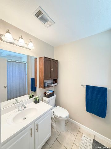 702 County Road 6612, Devine, TX 78016