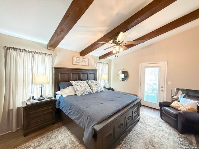 702 County Road 6612, Devine, TX 78016