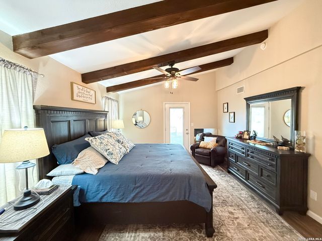 702 County Road 6612, Devine, TX 78016