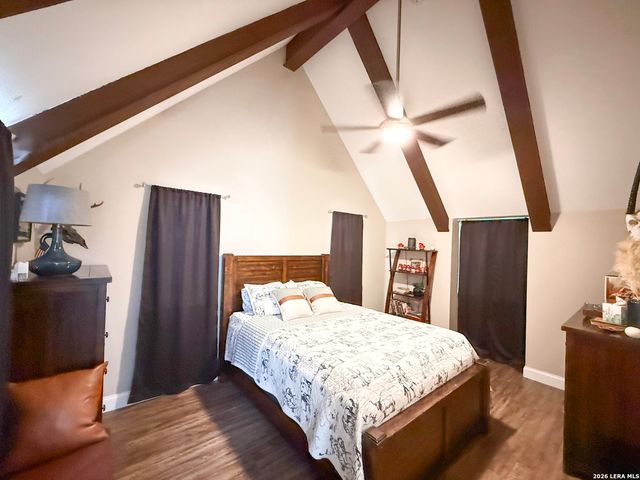 702 County Road 6612, Devine, TX 78016