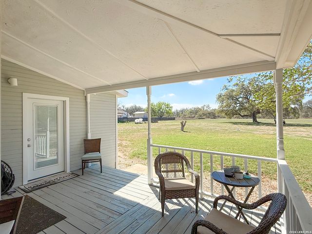 702 County Road 6612, Devine, TX 78016