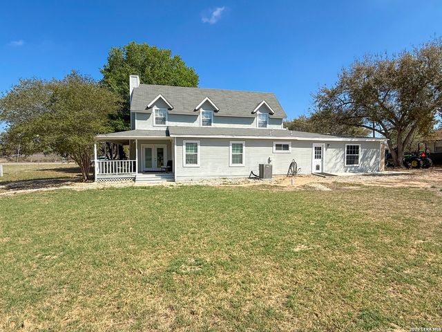 702 County Road 6612, Devine, TX 78016