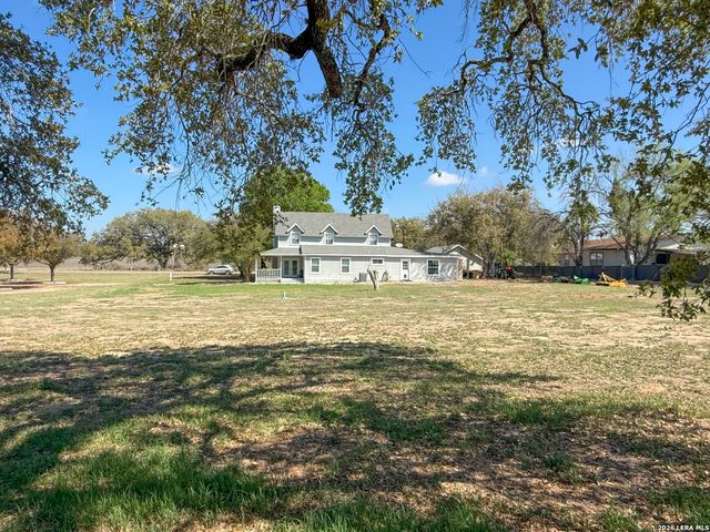 702 County Road 6612, Devine, TX 78016