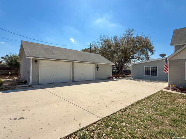 702 County Road 6612, Devine, TX 78016