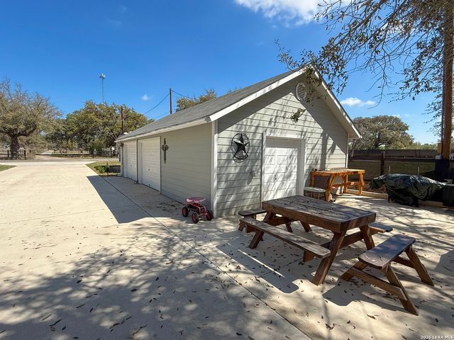 702 County Road 6612, Devine, TX 78016