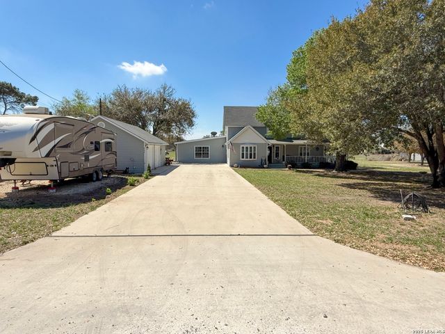 702 County Road 6612, Devine, TX 78016