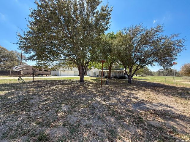 702 County Road 6612, Devine, TX 78016