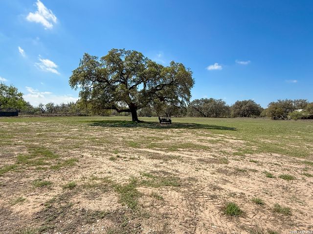 702 County Road 6612, Devine, TX 78016