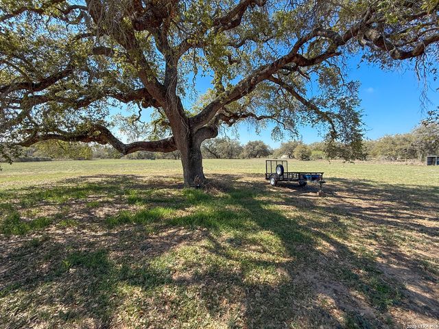 702 County Road 6612, Devine, TX 78016