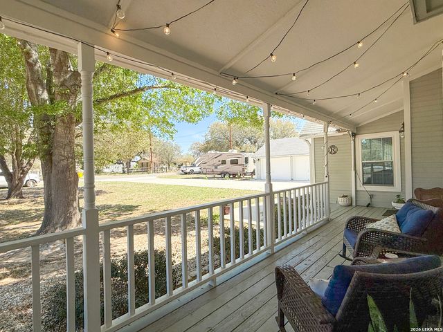 702 County Road 6612, Devine, TX 78016