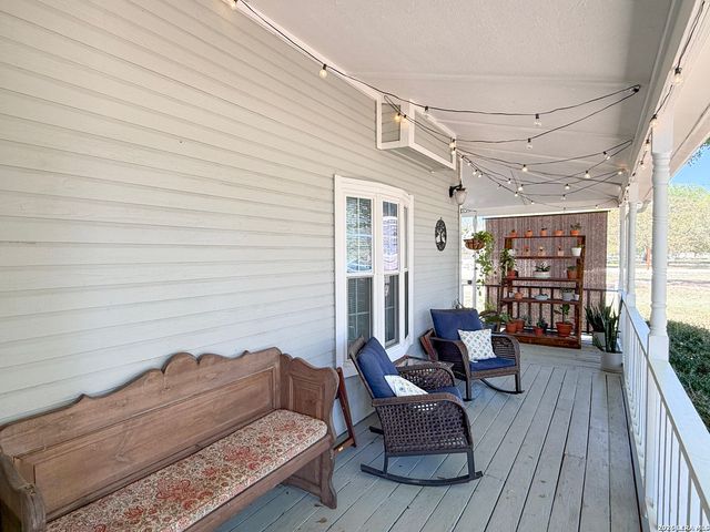 702 County Road 6612, Devine, TX 78016
