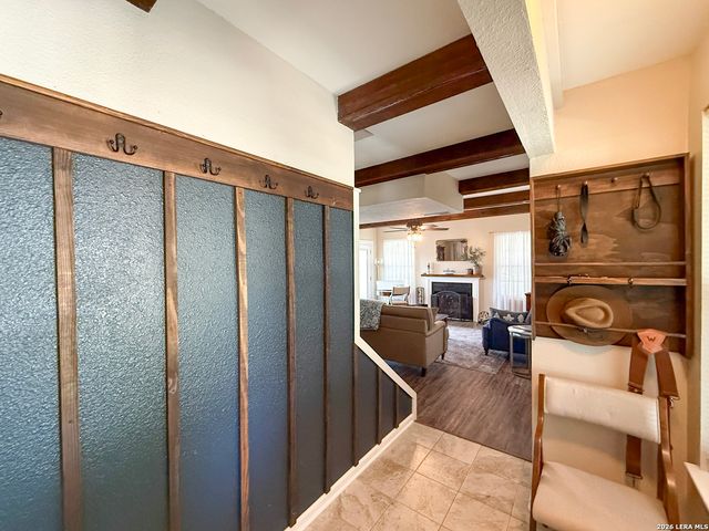 702 County Road 6612, Devine, TX 78016