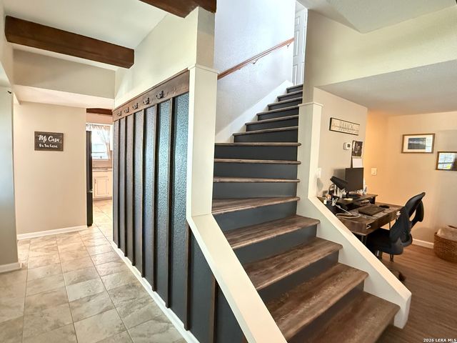 702 County Road 6612, Devine, TX 78016