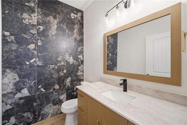 210 NW Orchard Court, Lee's Summit, MO 64063