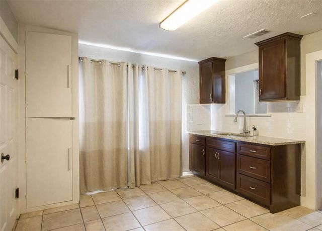 2910 20th Street, Fort Worth, TX 76106