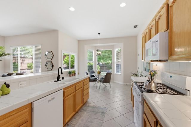 2821 Springfield Dr, Rocklin, CA 95765