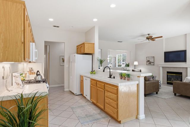 2821 Springfield Dr, Rocklin, CA 95765
