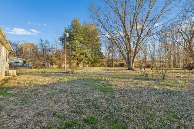 1337 Oaklawn Rd, Chapmansboro, TN 37035