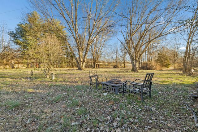 1337 Oaklawn Rd, Chapmansboro, TN 37035