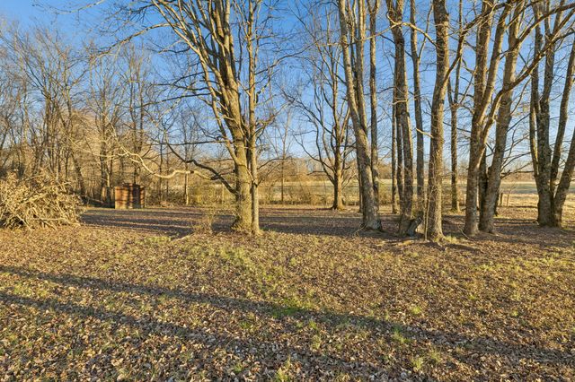 1337 Oaklawn Rd, Chapmansboro, TN 37035