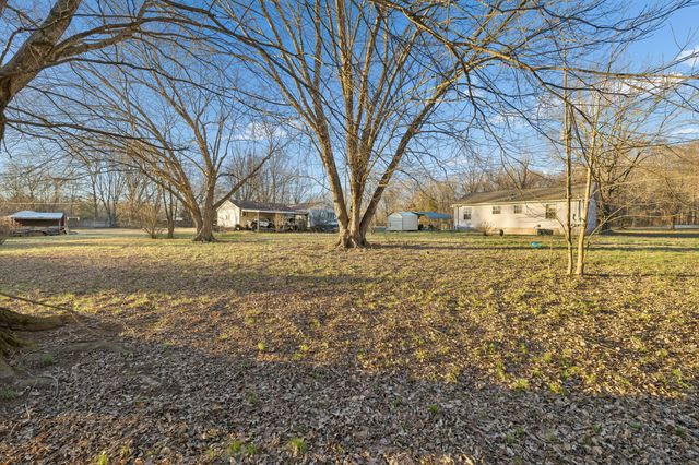 1337 Oaklawn Rd, Chapmansboro, TN 37035