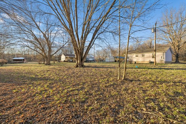 1337 Oaklawn Rd, Chapmansboro, TN 37035